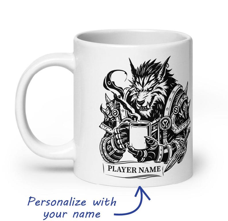 K&ouml;nnte beinhalten: Wei&szlig;e Keramiktasse mit einer schwarz-wei&szlig;en Illustration eines Werwolf-Kriegers, der eine Kaffeetasse h&auml;lt. Das Design umfasst detaillierte R&uuml;stung und den Text "PLAYER NAME" auf einem Banner. Die Tasse ist personalisierbar.