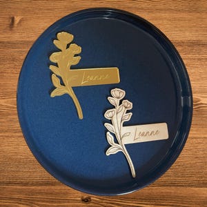 Spiegel acryl bruiloft plaatskaarten aangepaste bloemen houten naamplaatje lasergesneden receptie tafel decor gast gunst couvert aandenken