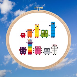 Könnte beinhalten: Eine Reihe von bunten Pixel-Charakteren, jeder mit einem einzigartigen Design und einer Persönlichkeit. Die Charaktere sind in einer Reihe angeordnet, wobei der größte Charakter links und der kleinste rechts ist. Die Charaktere lächeln alle und scheinen freundlich zu sein.