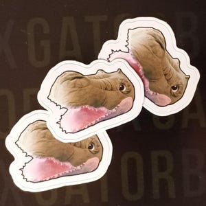 Adesivo Emote "Nessie Devereaux" di Gatorbox (originale) - 5,1 cm x 5,1 cm