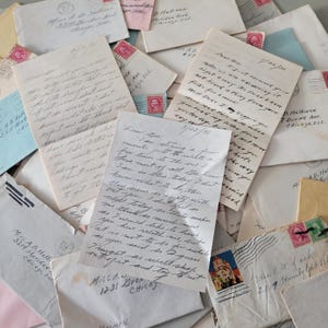 Lote de 90 cartas de amor escritas a mano y sobres (2 paquetes) de efímeras de la década de 1930