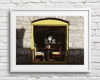 Impresión fotográfica en película de 35 mm de un café de Galway: Asiento amarillo junto a la ventana, fotografía callejera de Irlanda