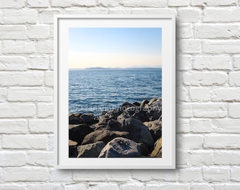 Fotografitryck av Seattle Waterfront | Minimalistiskt havslandskap i nordvästra Stilla havet | Konsttryck av delstaten Washington