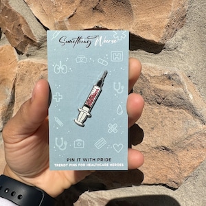 Spilla smaltata a forma di siringa • Accessorio per la scuola infermieristica • Laurea RN LPN CNA o istruttore di ringraziamento