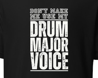 マーチングバンド用ドラムメジャーTシャツ - ドラムメジャーの声を使わせないでください - ユニセックス - スクールカラーあり - 面白いマーチングバンドTシャツ