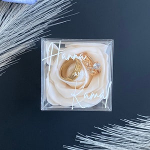 Acryl Würfel Ring Box mit Rose Ring Halter geätzt klar Ehering Box Personalisiert Einzigartiger Vorschlag Verlobungsring Display