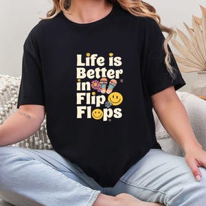 Das Leben ist besser Flip Flops, Sommer Vibes Tee, Beach Wear, Casual Outfit, Urlaub Shirt, Geschenk für Freunde, Fun Tee. Tropische Kleidung, Flip Flops
