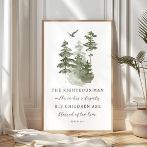 Può includere: Una stampa ad acquerello incorniciata con una scena di foresta con alberi sempreverdi e un uccello in volo. Il testo recita: "THE RIGHTEOUS MAN walks in his integrity HIS CHILDREN ARE blessed after him. PSALM 20:7."