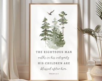 Puede incluir: Una impresión en acuarela enmarcada que presenta una escena de bosque con árboles de hoja perenne y un pájaro volando. El texto dice: "THE RIGHTEOUS MAN walks in his integrity HIS CHILDREN ARE blessed after him. PSALM 20:7."
