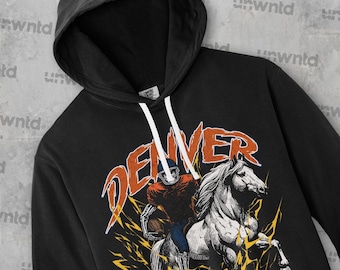 Puede incluir: Sudadera con capucha negra con un estampado gráfico de un jugador de fútbol americano montando un caballo con rayos. El texto "DENVER" está impreso en naranja en la sudadera.