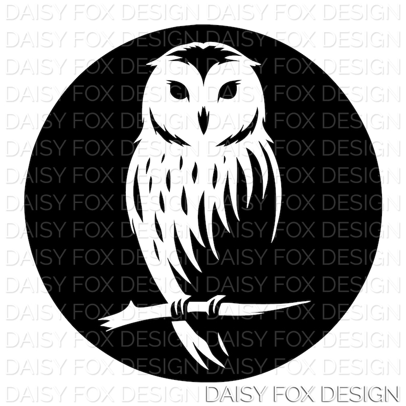 Op de afbeelding: Zwart-witte illustratie van een uil die op een tak zit. De uil kijkt naar voren met open ogen. De achtergrond is zwart met de tekst "DAISY FOX DESIGN" onderaan.