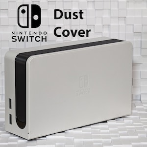 Può includere: Copertura antipolvere bianca per Nintendo Switch con un bordo nero e il logo Nintendo Switch sul davanti.