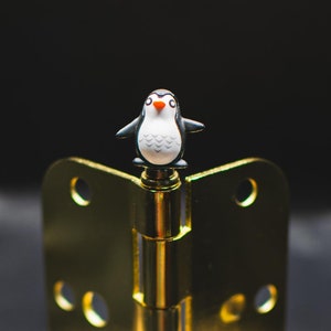 Adorno de cabeza con bisagra de pingüino