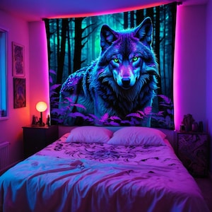 ブラックライト UV 反応性の森の中の狼のタペストリー。ブラックライトの寝室用の光るデザイン。獰猛な狼の壁アート。