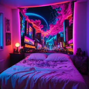 Op de afbeelding: Een slaapkamer met een neon stadsbeeld tapijt op de muur. Het tapijt heeft een roze en blauwe kleurstelling met een gloeiende ring in de lucht. Het bed is bedekt met een wit en zwart gestreept dekbed en twee witte kussens. De kamer is verlicht met roze en blauwe neonlichten.