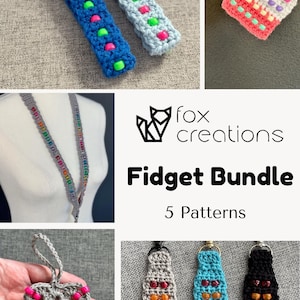 Puede incluir: Un conjunto de fidgets de ganchillo con cinco patrones, incluyendo cordones y dijes cuadrados con cuentas de plástico de colores. El texto dice Fox Creations Fidget Bundle 5 Patterns. Los artículos son de hilo azul, azul claro, gris, blanco y negro.