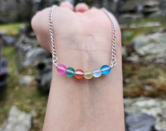 Regenbogen-Schmuck aus Meeresglasmurmeln, zierliche Basic-Stack-Boho-Halskette für Frauen, kleiner Kristallperlen-Choker, skurriler Edelsteinschmuck