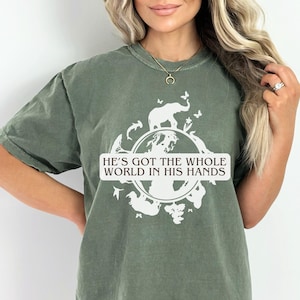 Er hat die ganze Welt in seinen Händen, Christian Comfort Colors Tshirt, übergroßes Bibel-Vers-Shirt, Retro Schrift-Shirt, Evangelium-T-Shirts