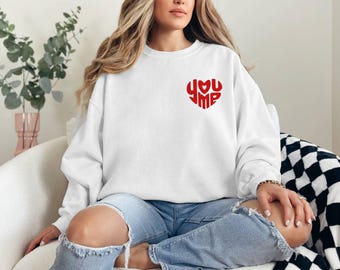 Sudadera con letras "You Me Heart" • Diseño de texto retro en negrita • Ajuste cómodo unisex