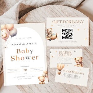 Puede incluir: Una invitación a un baby shower con un esquema de color azul claro y beige. La invitación presenta un oso de peluche de dibujos animados, globos y una luna creciente. El texto de la invitación dice: "Por favor, únase a nosotros para el baby shower de Adam y Amy, sábado 20 de septiembre de 2024, a las 4 PM, 123 Anywhere St., Any City, RSVP al 043567843".