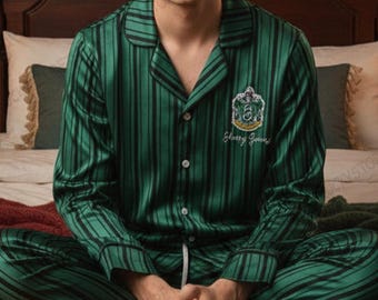 パーソナライズされたウィザードスクールフォーハウスパジャマ、カスタムネームマジックアカデミーパジャマ、ファンタジーハウススリープウェア、ウィザードにインスパイアされたナイトウェアギフト