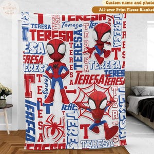 Może przedstawiać: Biały koc z polaru z powtarzającym się wzorem imienia "Teresa" w kolorze czerwonym i niebieskim oraz ilustracjami Spider-Mana. Koc ma niestandardowy projekt z nazwą i zdjęciem.