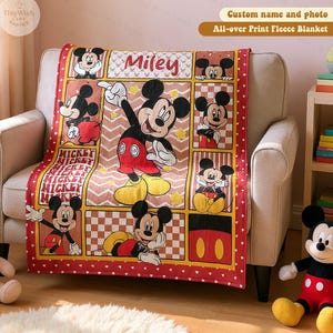 Może przedstawiać: Czerwony, brązowy i ż&oacute;łty polar z Myszka Miki w r&oacute;żnych pozach. Kocyk ma wz&oacute;r kratki z imieniem "Miley" i tekstem "Custom name and photo All-over Print Fleece Blanket".