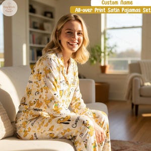 Op de afbeelding: Een set van drie keramische mokken met een gespikkelde, matte afwerking. De mokken zijn in tinten crème, lichtgrijs en donkergrijs. Elke mok heeft een eenvoudig, minimalistisch ontwerp, perfect voor koffie of thee.