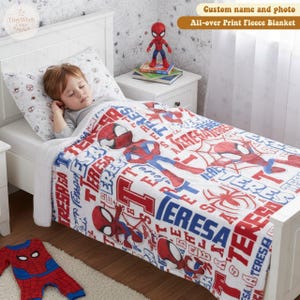 Może przedstawiać: Rustykalny drewniany znak z napisem "Welcome to our home" w białych literach. Znak ma postarzaną powierzchnię i prosty, zachęcający design, idealny do dekoracji wejścia.