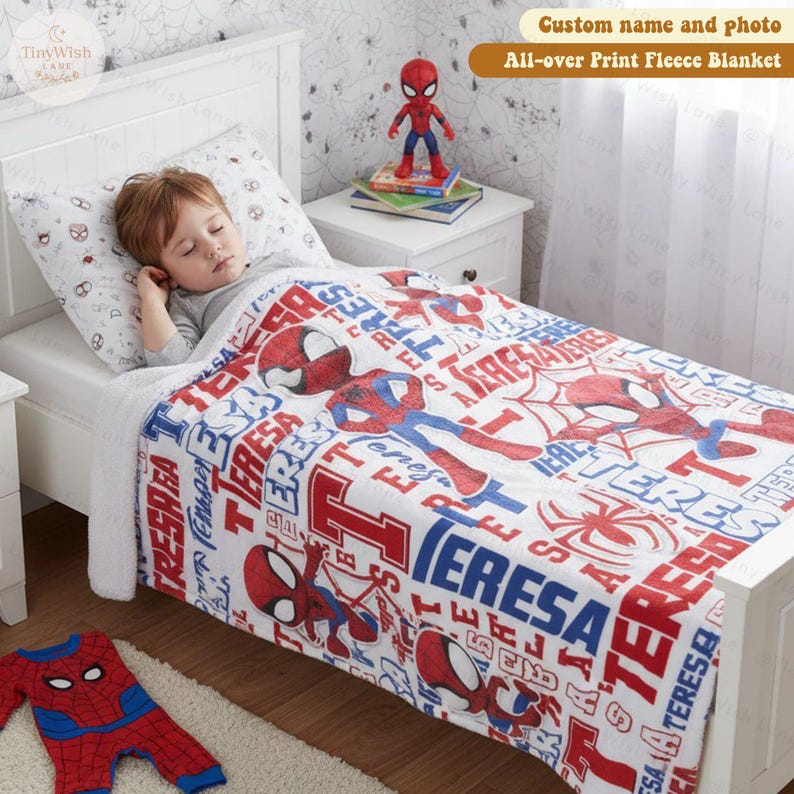 Może przedstawiać: Rustykalny drewniany znak z napisem "Welcome to our home" w białych literach. Znak ma postarzaną powierzchnię i prosty, zachęcający design, idealny do dekoracji wejścia.