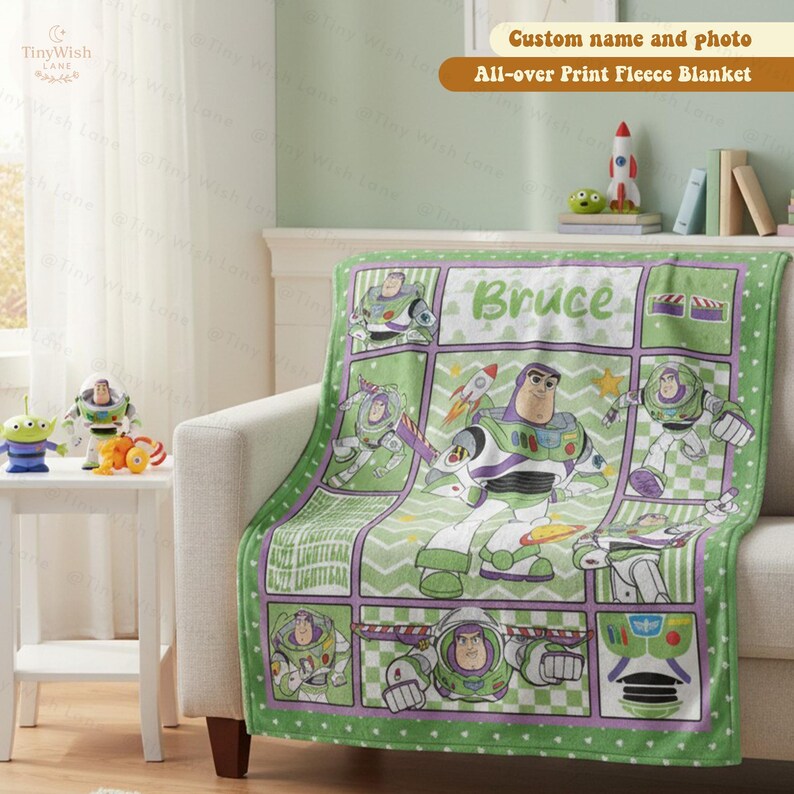 Puede incluir: Manta polar verde con Buzz Lightyear de Toy Story. La manta tiene un dise&ntilde;o de cuadr&iacute;cula con im&aacute;genes del personaje y el nombre "Bruce" en fuente verde. La manta est&aacute; sobre un sof&aacute; blanco.
