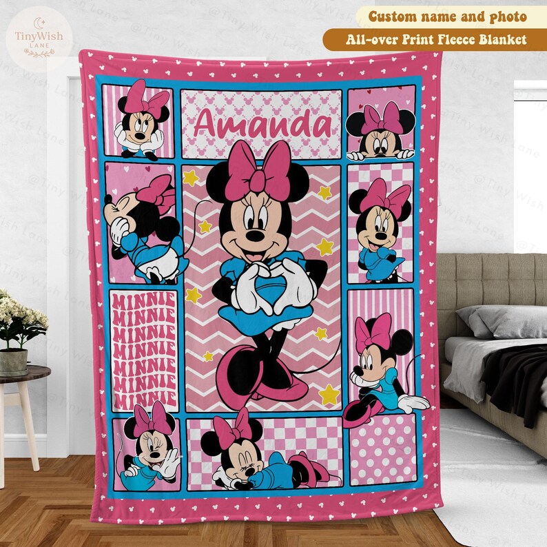 Może przedstawiać: R&oacute;żowy polarowy koc z Myszka Minnie w r&oacute;żnych pozach, z niebieską obw&oacute;dką i powtarzającym się wzorem. Imię "Amanda" jest wyświetlane w białej czcionce. Koc ma napis "Custom name and photo All-over Print Fleece Blanket".