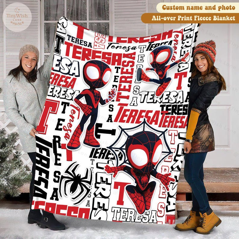 Może przedstawiać: Biały ceramiczny kubek z czarnym uchwytem i napisem "But First, Coffee" w stylu odręcznym. Kubek stoi na białej powierzchni. Kubek ma około 10 cm wysokości.