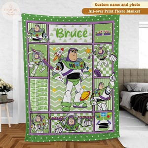 Puede incluir: Una manta de forro polar verde y blanco con Buzz Lightyear de Toy Story. La manta tiene un nombre personalizado, "Bruce", y m&uacute;ltiples im&aacute;genes del personaje. La manta tiene un borde verde con corazones blancos.