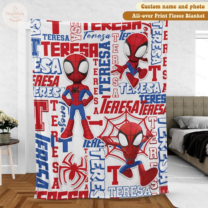 Może przedstawiać: Biały koc z polaru z powtarzającym się wzorem imienia "Teresa" w kolorze czerwonym i niebieskim oraz ilustracjami Spider-Mana. Koc ma niestandardowy projekt z nazwą i zdjęciem.