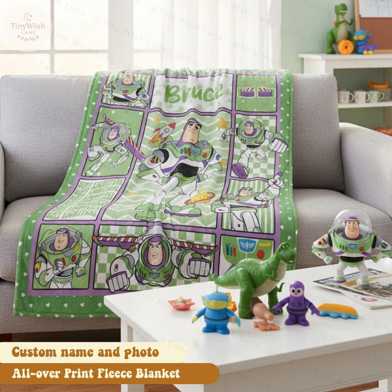 Puede incluir: Una manta polar verde con dise&ntilde;os de Buzz Lightyear de Toy Story. La manta tiene un dise&ntilde;o de cuadr&iacute;cula con el nombre "Bruce". Est&aacute; sobre un sof&aacute; gris, con juguetes en una mesa blanca. La manta es de forro polar.