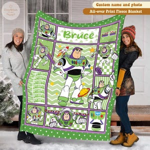 Puede incluir: Manta de forro polar con estampado integral de ilustraciones de Buzz Lightyear en estilo c&oacute;mic. Borde verde con corazones blancos y el nombre "Bruce". Una manta acogedora y colorida para cualquier dormitorio.