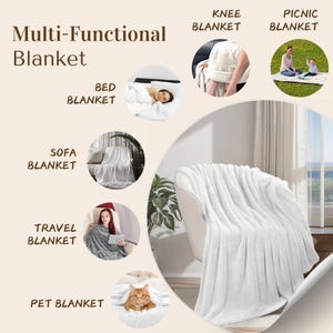 Może przedstawiać: Biały, wielofunkcyjny koc narzucony na krzesło. Obraz zawiera okrągłe wstawki prezentujące zastosowania koca: ł&oacute;żko, sofa, podr&oacute;ż, zwierzę domowe, kolano i piknik. Tekst brzmi "Wielofunkcyjny koc."