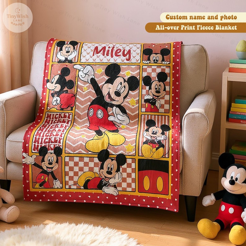 Może przedstawiać: Czerwony, brązowy i ż&oacute;łty polar z Myszka Miki w r&oacute;żnych pozach. Kocyk ma wz&oacute;r kratki z imieniem "Miley" i tekstem "Custom name and photo All-over Print Fleece Blanket".