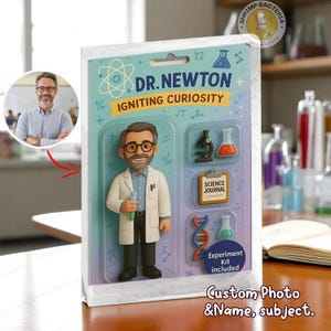 Puede incluir: Una figura del Dr. Newton en un blíster. La figura es de un hombre sonriente con bata de laboratorio, sosteniendo un tubo de ensayo. El embalaje incluye el texto "Dr. Newton, Igniting Curiosity" y "Experiment Kit included".