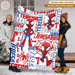 Może przedstawiać: Biały koc z polaru z czerwono-niebieskim wzorem Spider-Mana. Koc zawiera powtarzające się imię "TERESA", ilustracje Spider-Mana w r&oacute;żnych pozach i grafikę pajęczyny.