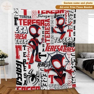 Może przedstawiać: Biały polarowy koc z powtarzającym się wzorem imienia "TERESA" w kolorze czerwonym i czarnym. Koc przedstawia r&oacute;wnież ilustracje kresk&oacute;wkowego superbohatera w kolorze czerwonym i czarnym. Tekst "Custom name and photo" znajduje się na g&oacute;rze.