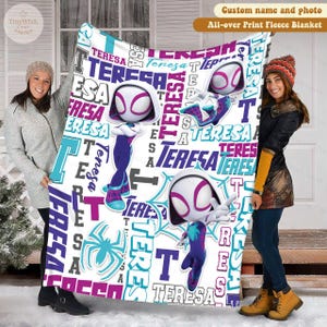 Może przedstawiać: Biały polarowy koc z powtarzającym się wzorem imienia "TERESA" w r&oacute;żnych czcionkach i kolorach, wraz z ilustracjami kresk&oacute;wkowymi postaci superbohatera. Koc zawiera r&oacute;wnież tekst "Custom name and photo All-over Print Fleece Blanket."
