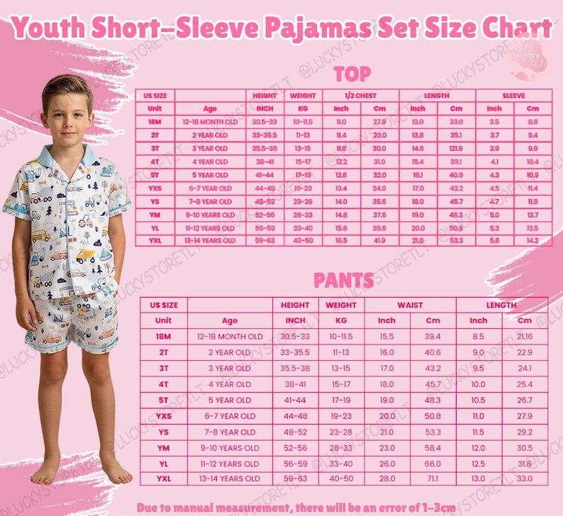 Puede incluir: Un ni&ntilde;o modela un conjunto de pijama de manga corta con un estampado de veh&iacute;culos y &aacute;rboles sobre un fondo blanco. Se muestra una tabla de tallas, con medidas en pulgadas y cent&iacute;metros.