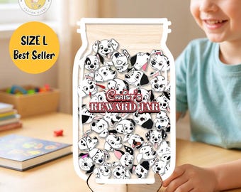 Peut inclure: Un pot de récompenses en bois avec un thème dalmatien. Le pot est rempli de visages de dalmatiens et du texte "Christ's Reward Jar". Le pot est sur un support en bois et porte le texte "SIZE L Best Seller" sur un cercle jaune.