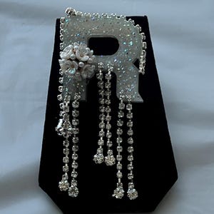 Regalo personalizado / Letras florales / Elegante broche colgante con monograma de resina, perla y cristal