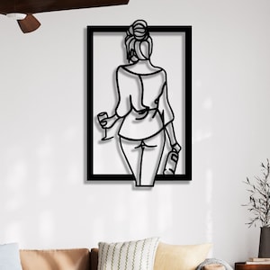 Elegante decorazione da parete in metallo raffigurante una donna che beve vino: arredamento moderno per la casa
