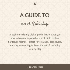 Pu&ograve; includere: Una guida digitale intitolata A GUIDE TO Book Rebinding con una piccola icona di leone in alto. Il testo spiega che si tratta di una guida per principianti su come trasformare libri tascabili in rilegature con copertina rigida. In basso appare The Lyons Press.