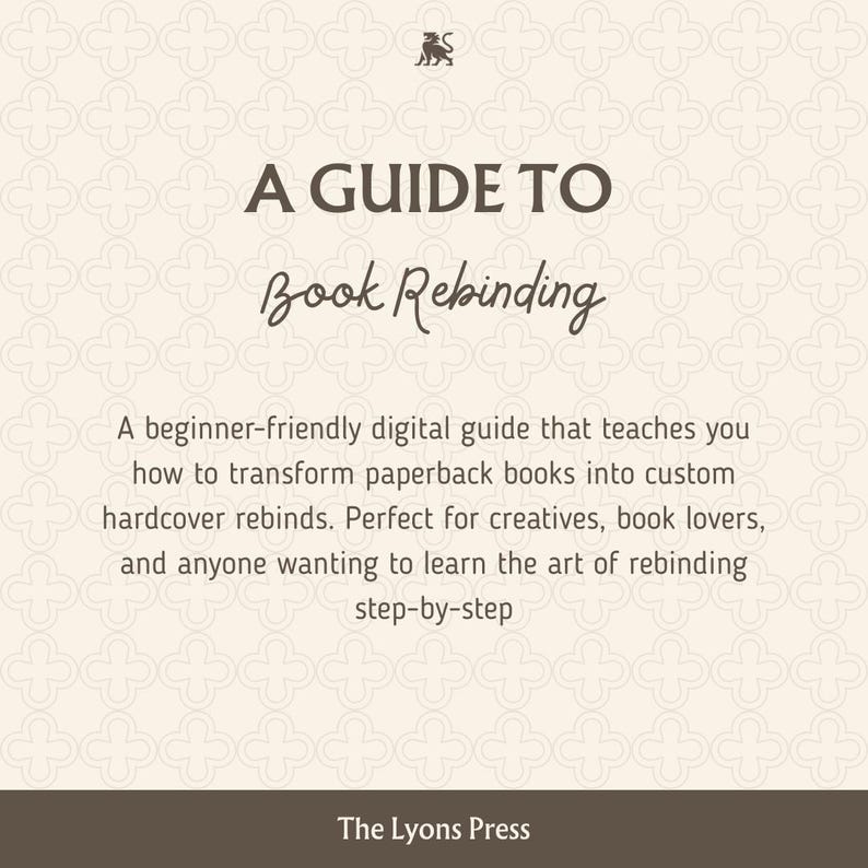 Pu&ograve; includere: Una guida digitale intitolata A GUIDE TO Book Rebinding con una piccola icona di leone in alto. Il testo spiega che si tratta di una guida per principianti su come trasformare libri tascabili in rilegature con copertina rigida. In basso appare The Lyons Press.