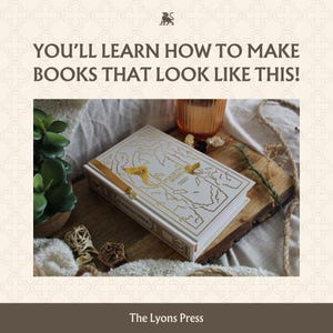 Pu&ograve; includere: Un libro con copertina rigida bianca intitolato Fourth Wing di Rebecca Yarros con dettagli in lamina d'oro sulla copertina e sul dorso. Il testo sopra il libro recita: YOU'LL LEARN HOW TO MAKE BOOKS THAT LOOK LIKE THIS! Il testo in basso recita: The Lyons Press.